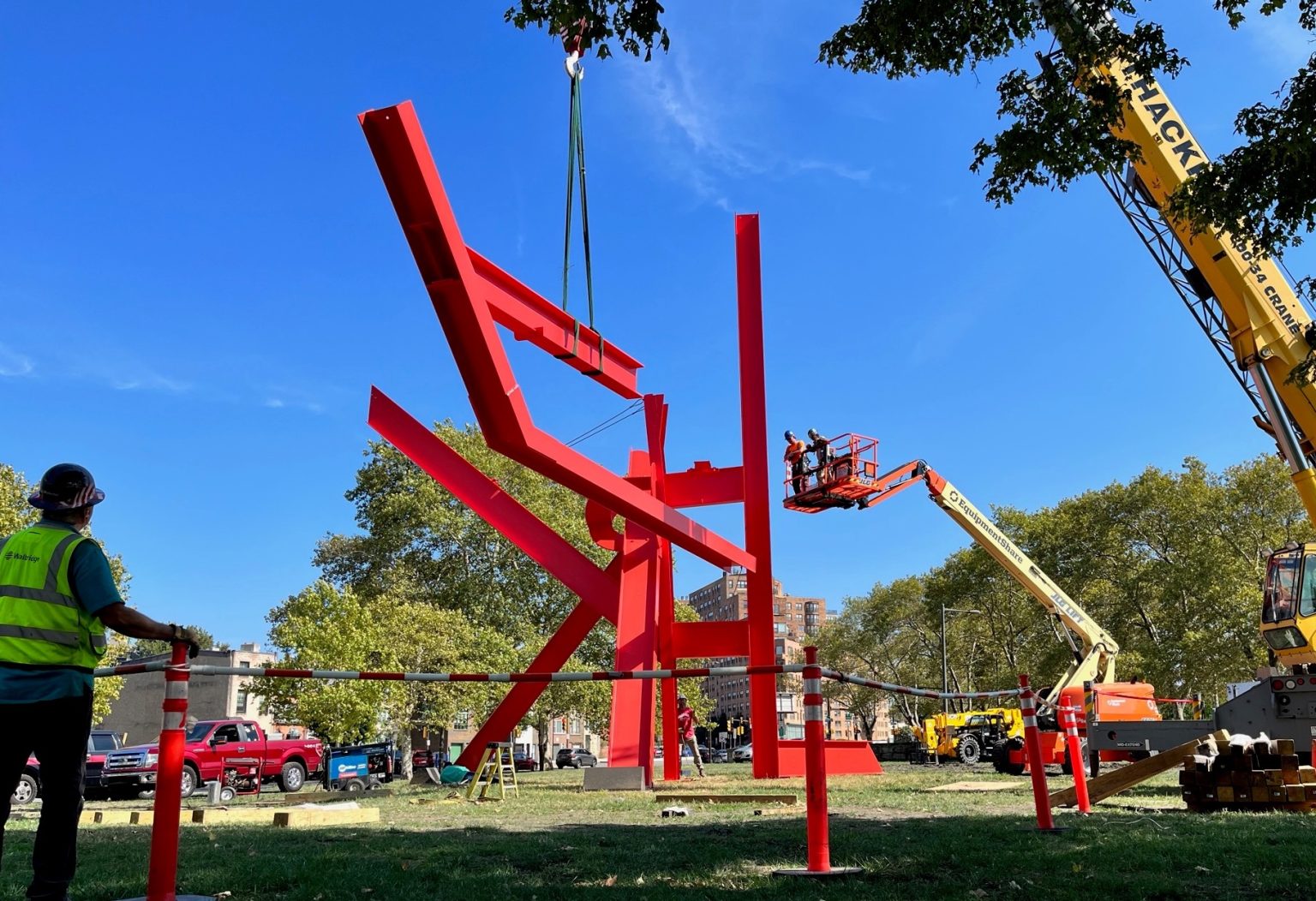 iconic-mark-di-suvero-sculpture-returns-to-the-parkway-with-a-fresh